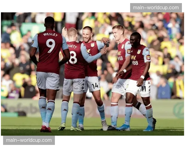 古迪逊公园终场哨响，埃弗顿球员跪地庆祝艰难取得保级关键一分