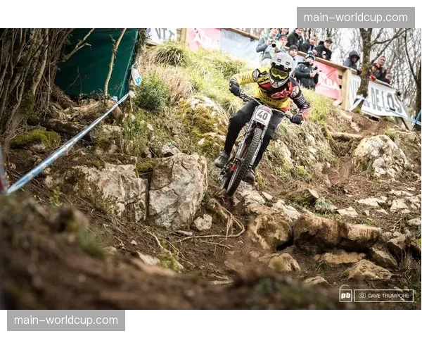 UCI发布公告：自下赛季起强制使用新版护具