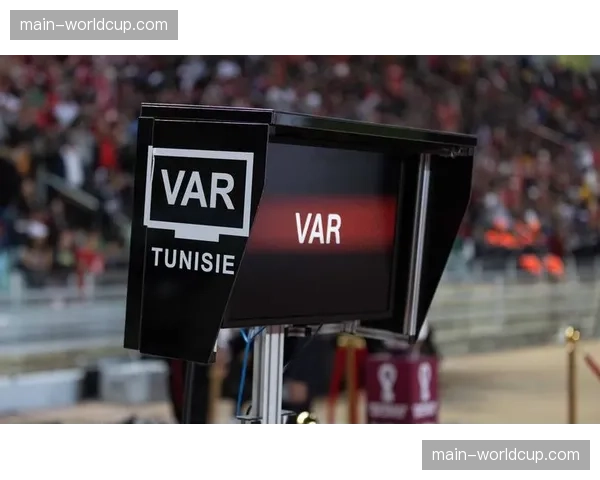 技术应用：VAR与传感器技术如何辅助裁判判罚禁区前沿定位球？